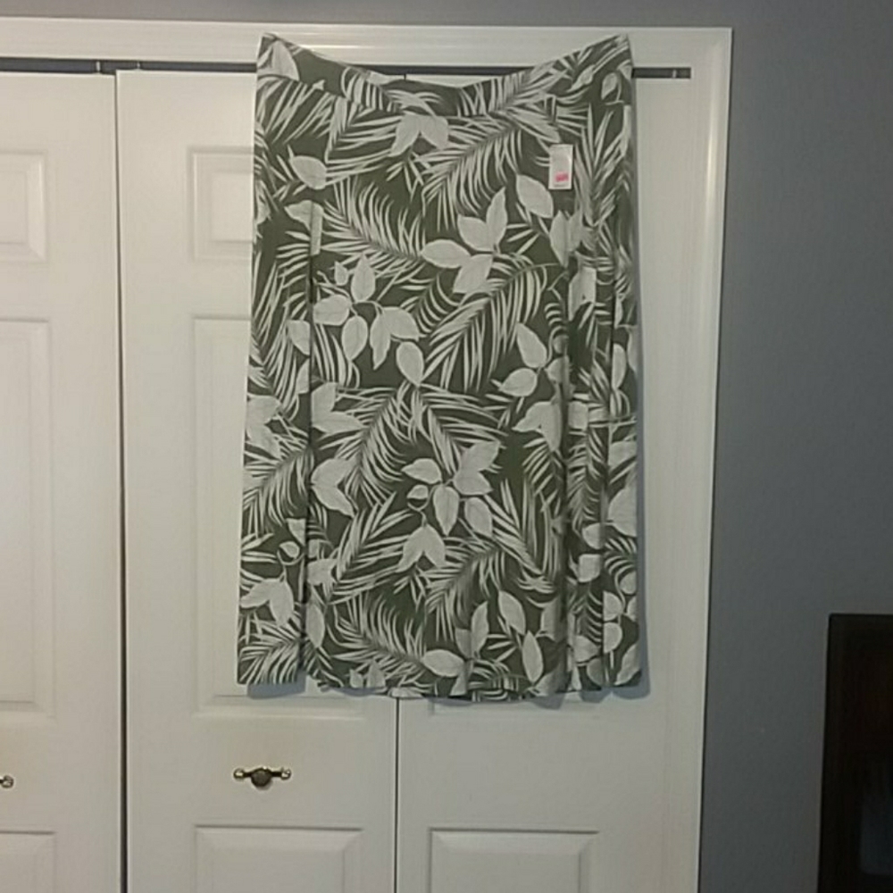 LANDS END,NWT- Green/White long  flowing skirt 3X